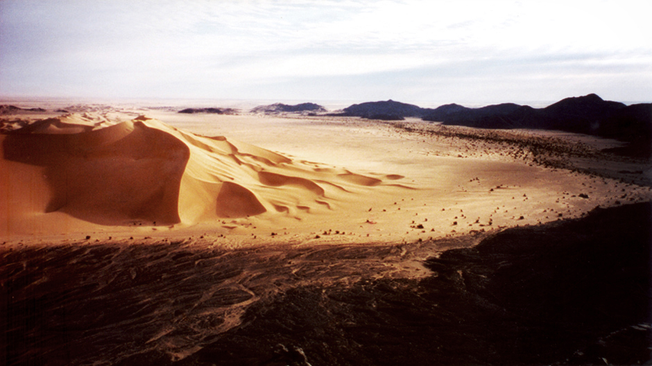 arakou sand dune in the sahara