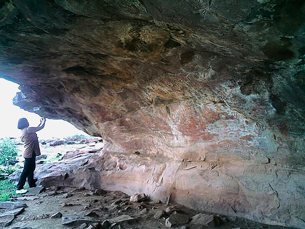 Dr Meenakshi Pathak Records Rock Art in the Pachmarhi Hills