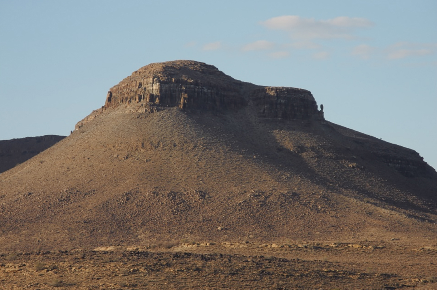 Dia!kwain gave directions to this hill near Groot Pardekloof with a freestanding pillar of stone on the right. It was seen as proof of a broken taboo in the story of The Young Man who was Turned to Stone at the Glance of a New Maiden